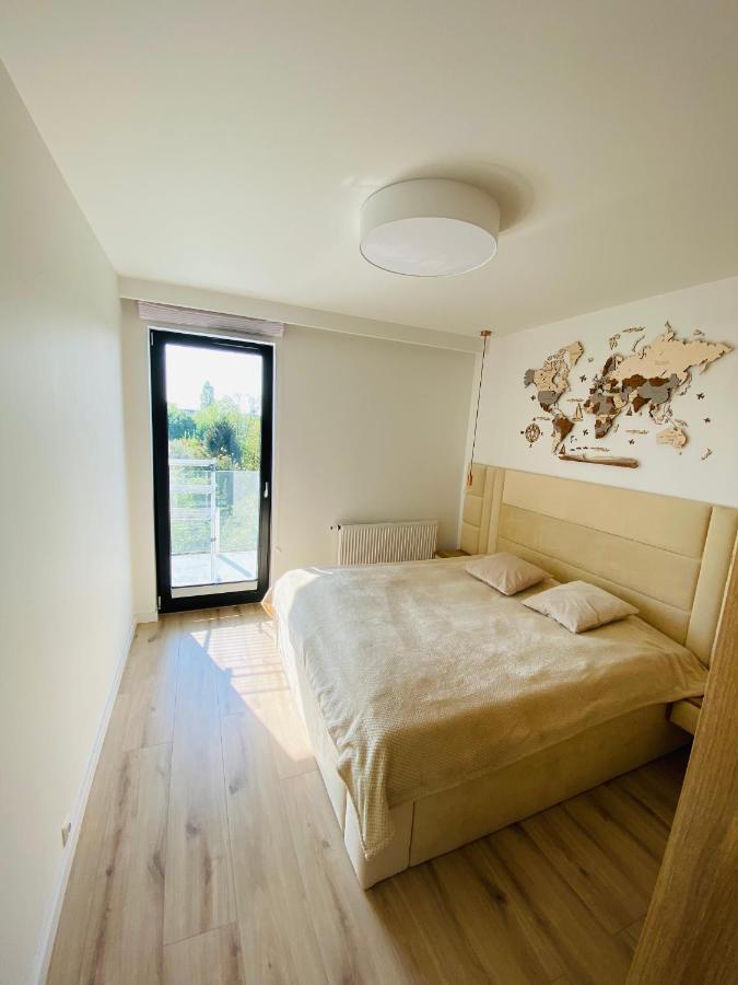 Luxury White Apartment In Park Lotnikow Krakau Exterior foto